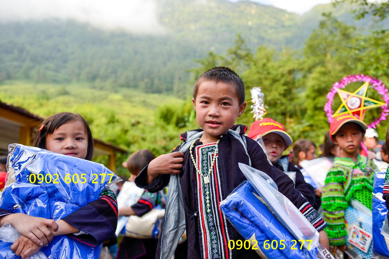 Trao món quà áo khoác từ thiện trẻ em tại Quảng Nam